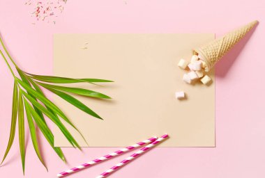 Tropikal yaprak ve dondurma koni