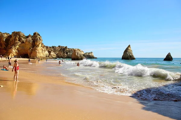 Plaży w Algarve i Ocean Atlantycki — Zdjęcie stockowe