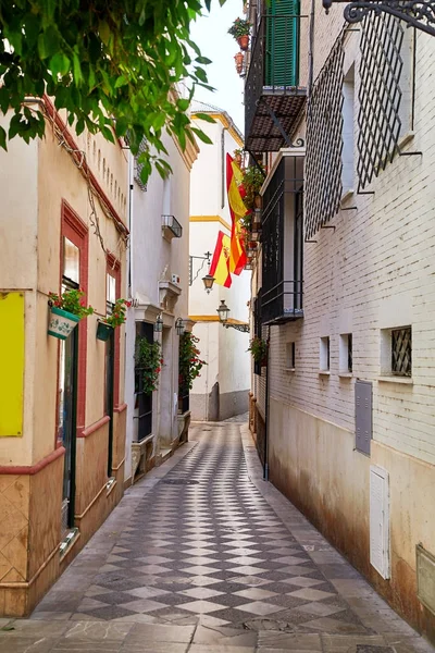 La bandiera nazionale della Spagna è appesa al balcone — Foto Stock