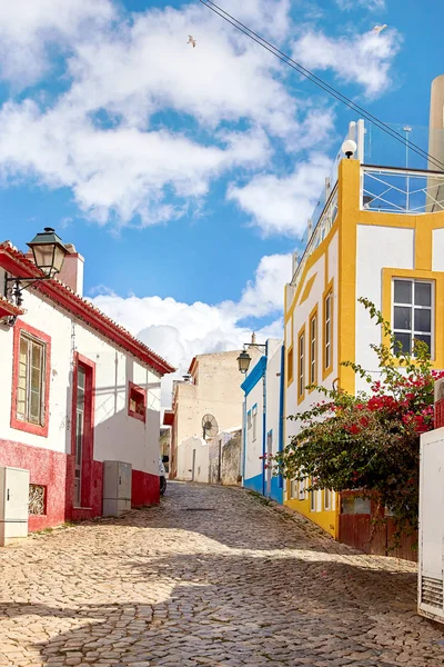 Bela rua estreita de Alvor, Portugal — Fotografia de Stock