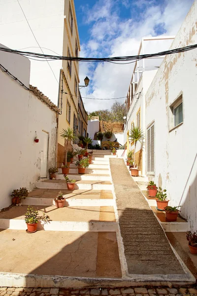 Hermosa calle estrecha de Alvor, Portugal — Foto de Stock