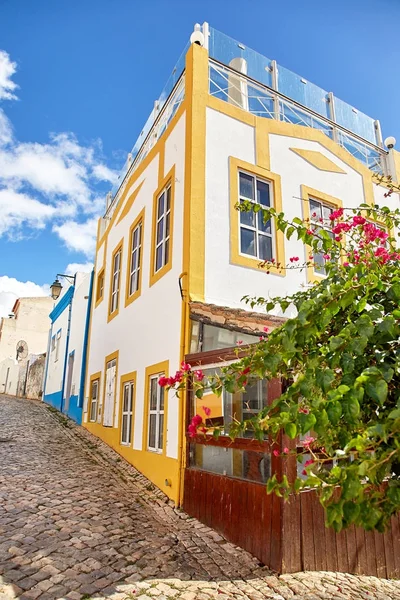 Vacker smal gata i Alvor, Portugal — Stockfoto