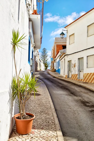 Bella strada stretta di Alvor, Portogallo — Foto Stock