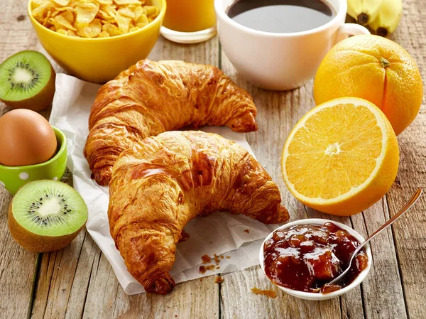 Croissants fraîchement cuits au four — Photo