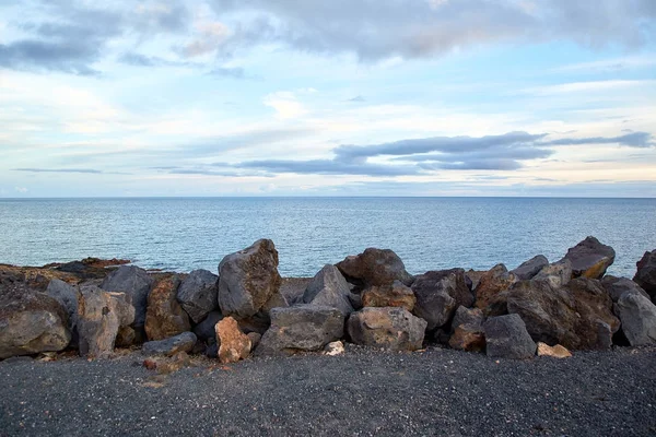 Vulkaniska stenar och havet — Stockfoto