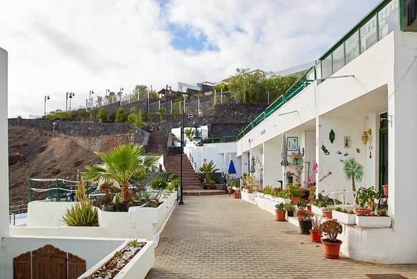 / b & b van Puerto del Carmen stad op de kust van de Atlantische Zoni — Stockfoto