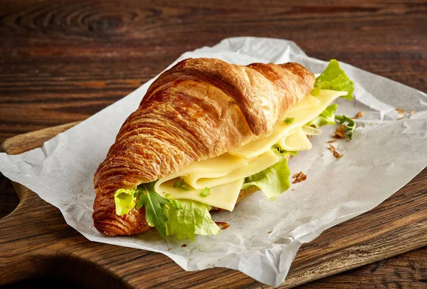 Croissant sendvič se sýrem a salátem — Stock fotografie
