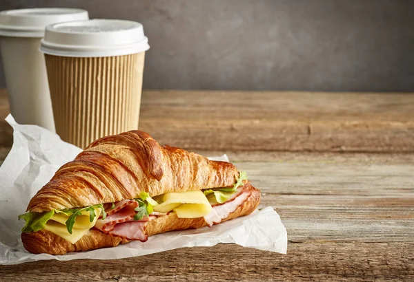 Croissant sandwich met ham en kaas — Stockfoto