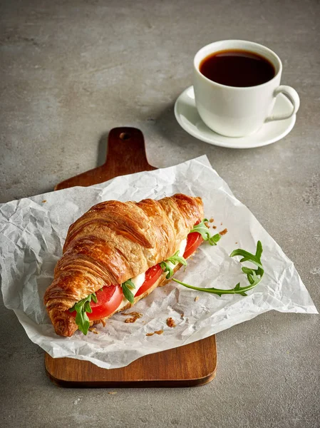 Croissant mit Tomaten und Mozzarella — Stockfoto