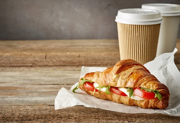 Croissant-Sandwich mit Tomaten und Mozzarella — Stockfoto