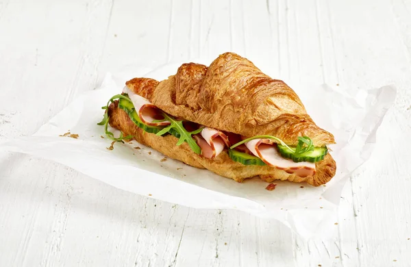 Croissant sandwich with ham and cucumber — Stock Photo, Image