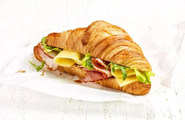 Croissant szendvics sonkával és sajttal — Stock Fotó