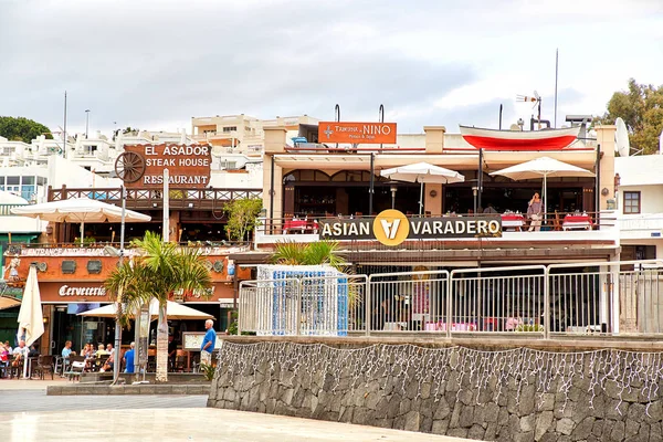 Turist oturan ve Puerto del restoranlarda yemek — Stok fotoğraf