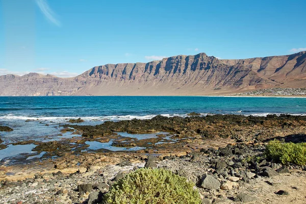 Landschaft mit vulkanischen Hügeln und Atlantik auf Lanzarote — Stockfoto
