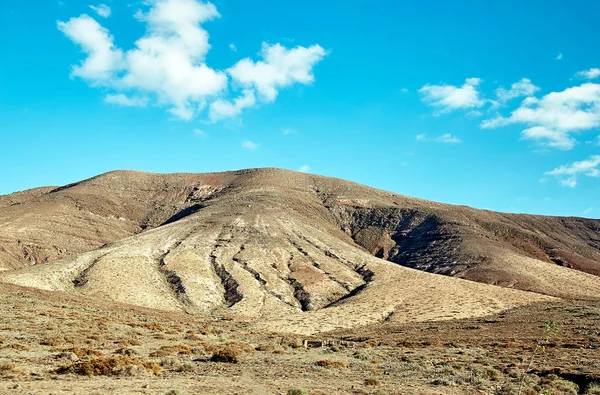 Vulkaniska kullar och blå himmel — Stockfoto