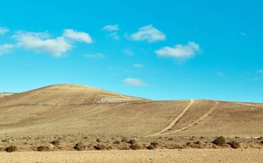 Volkanik tepeler ve mavi gökyüzü