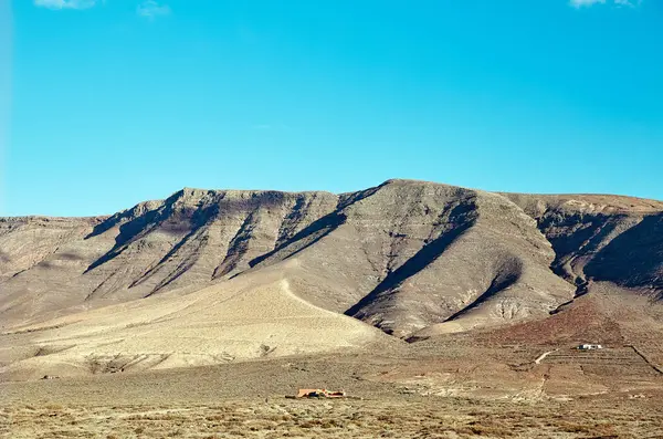 Vulkanische Hügel und blauer Himmel — Stockfoto