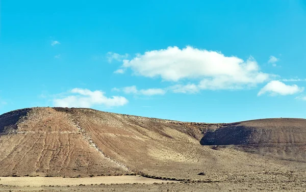화산 언덕과 푸른 하늘 — 스톡 사진