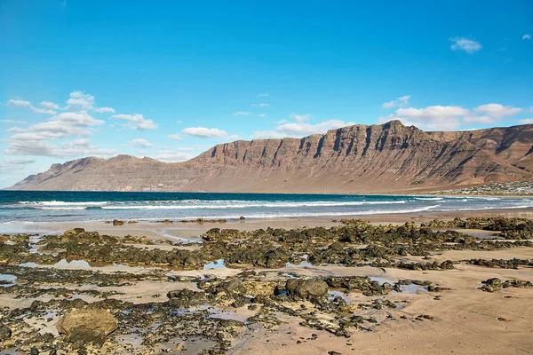Landschaft mit vulkanischen Hügeln und Atlantik auf Lanzarote — Stockfoto