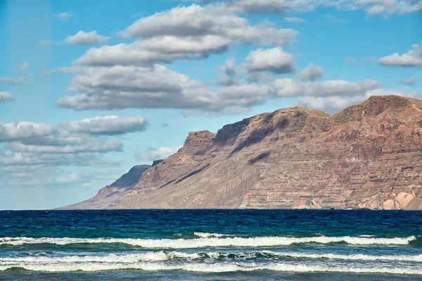 Landschaft mit vulkanischen Hügeln und Atlantik auf Lanzarote — Stockfoto