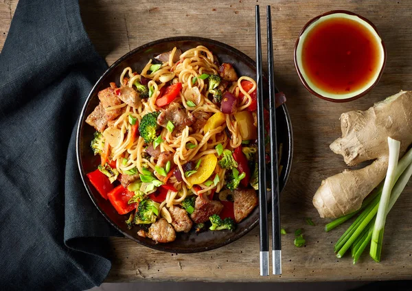 Tagliatelle con carne e verdure — Foto Stock