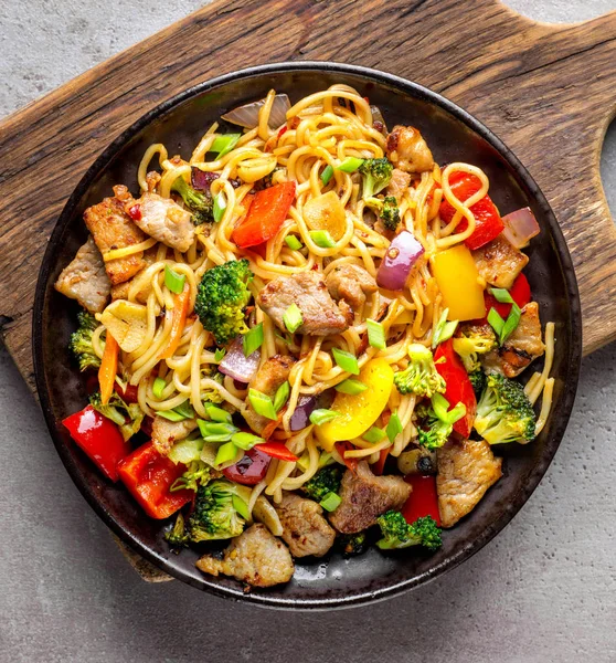 Piatto di tagliatelle con carne e verdure — Foto Stock