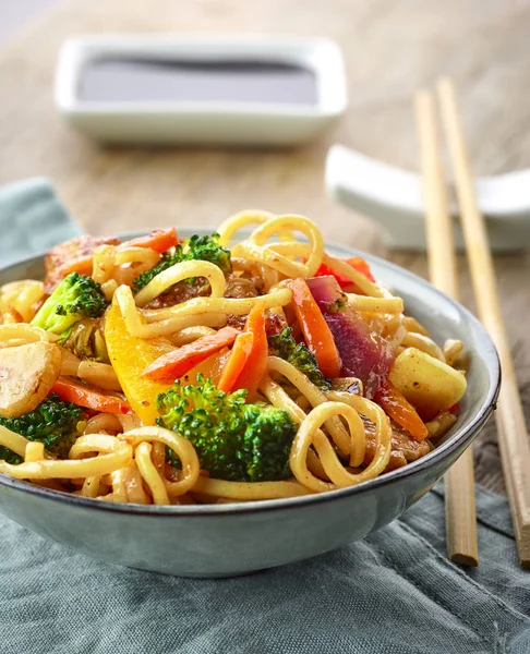 Tagliatelle di uova asiatiche con verdure e carne — Foto Stock