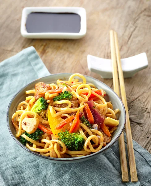 Aziatische ei noedels met groenten en vlees — Stockfoto