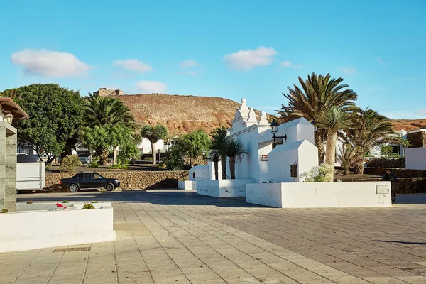 Ulica widok miasta Costa Teguise w Wyspa Lanzarote, Hiszpania — Zdjęcie stockowe