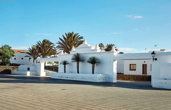 Vista de rua da cidade de Teguise, na Ilha Lanzarote, Espanha — Fotografia de Stock