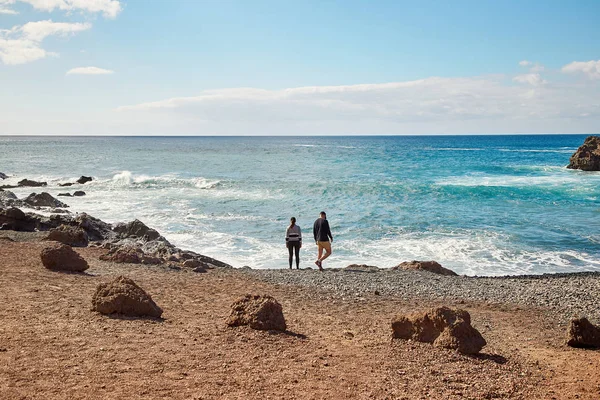 Turistas desfrutando de bela vista de El Golfo — Fotografia de Stock