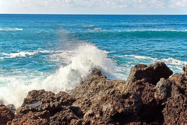 Salpicaduras de olas del océano Atlántico —  Fotos de Stock