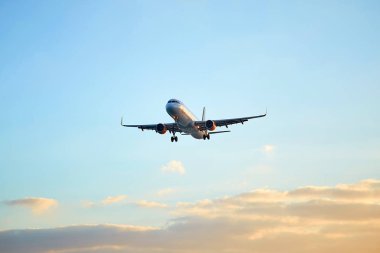 Uçak üzerinde mavi gökyüzü uçan