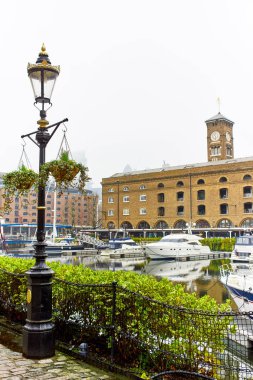 St katharine Londra'da kesiyor.