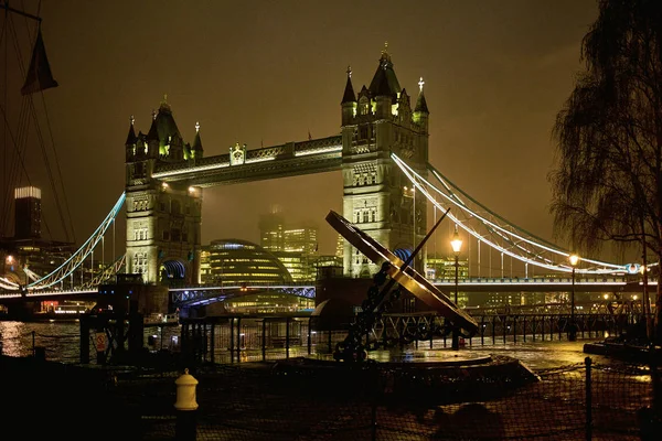 Vista notturna del Tower Bridge — Foto Stock