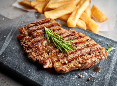 Izgara biftek ve patates.