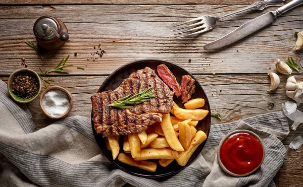 Grilovaný hovězí steak a brambory — Stock fotografie