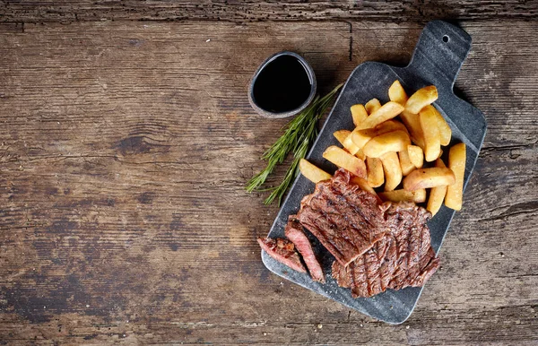 Grilled beef steak and potatoes — Stock Photo, Image