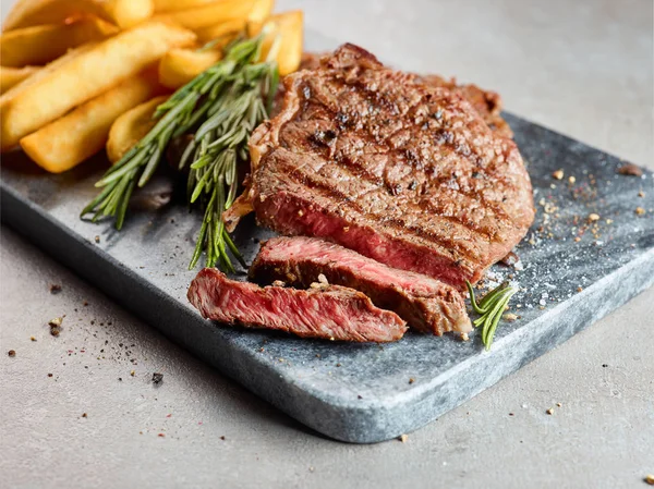 Grilled beef steak and potatoes — Stock Photo, Image