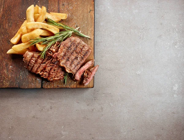 Filete de ternera a la parrilla y patatas — Foto de Stock