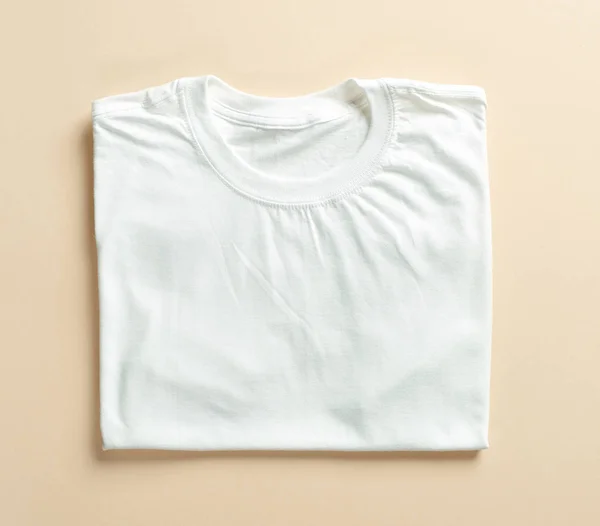 Beyaz katlanmış t gömlek — Stok fotoğraf