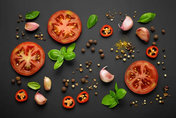 新鮮な野菜や黒背景 上面にスパイス — ストック写真