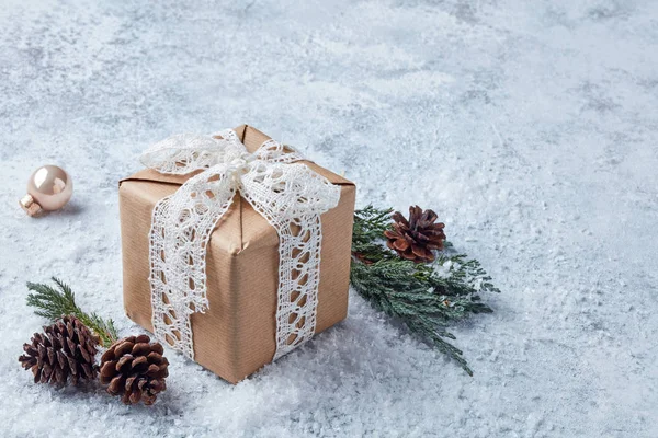 Christmas gift on snowy background — Stock Photo, Image