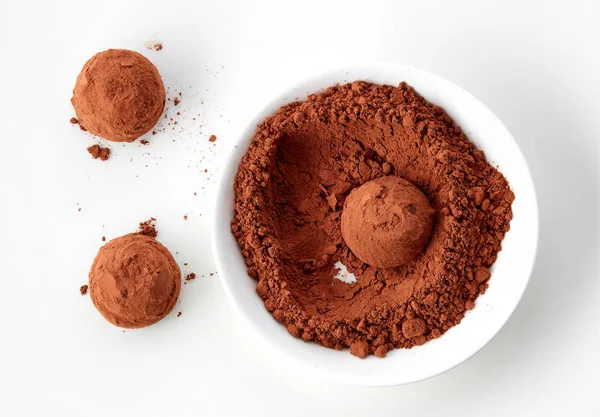 코코아로 뒤덮인 초콜릿 송로 — 스톡 사진