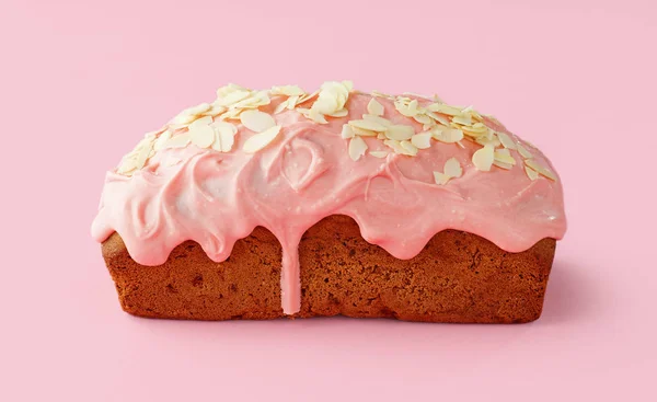 Pan dulce con chocolate rosa —  Fotos de Stock