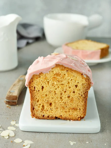 Vers gebakken zoet brood met roze chocolade — Stockfoto