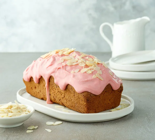 Süßes Brot mit rosa Schokolade — Stockfoto