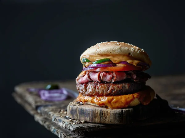 Hambúrguer de bife saboroso fresco — Fotografia de Stock