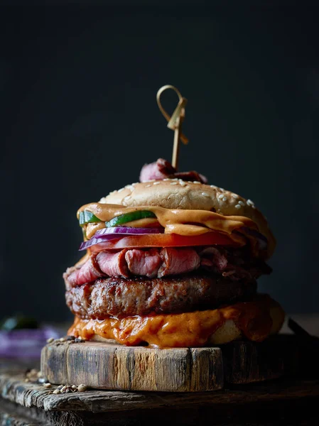 Hambúrguer de bife saboroso fresco — Fotografia de Stock