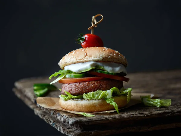 Färsk välsmakande köttfri hamburgare — Stockfoto